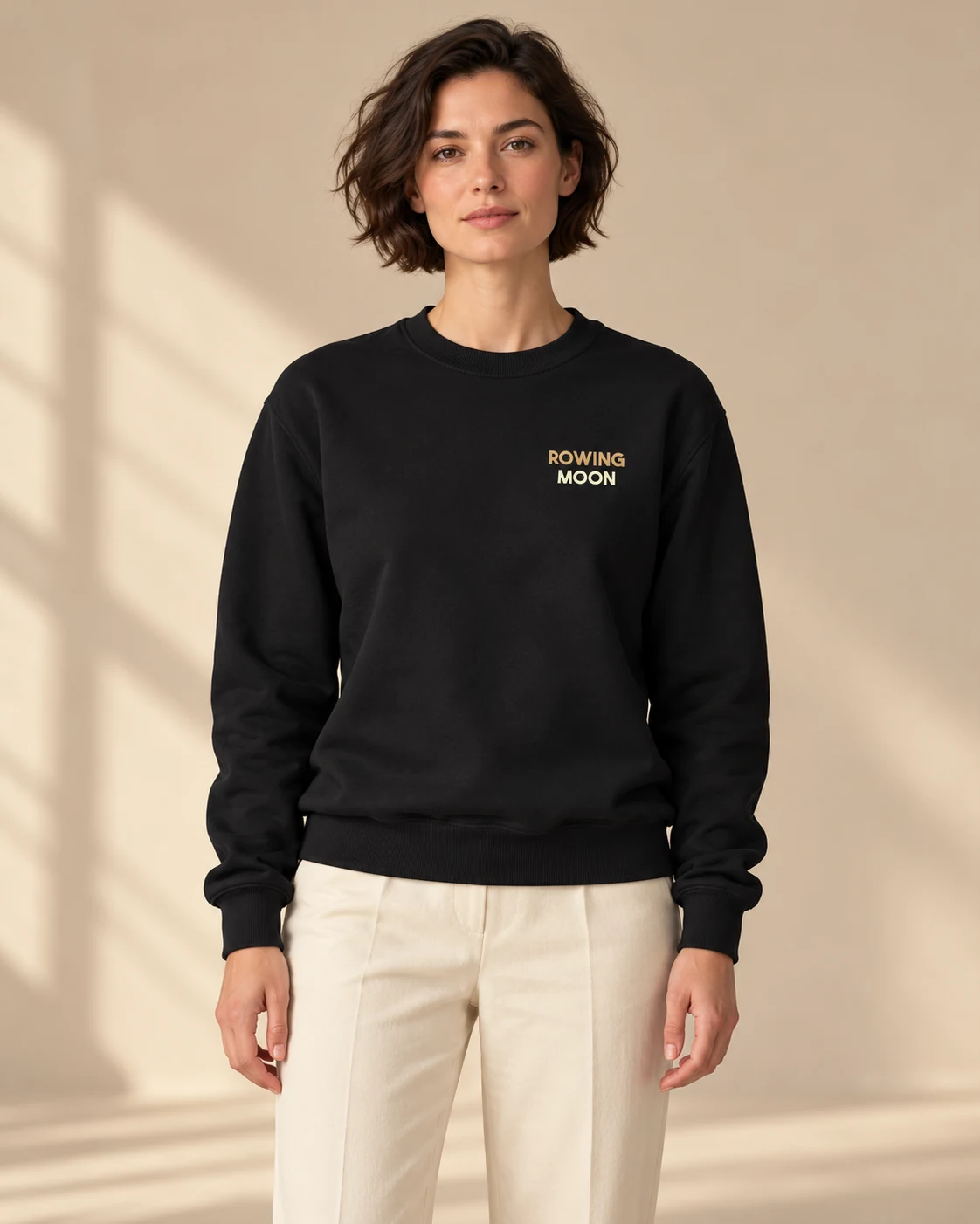 Mise en scène illustrative du sweat noir Rowing Moon porté.