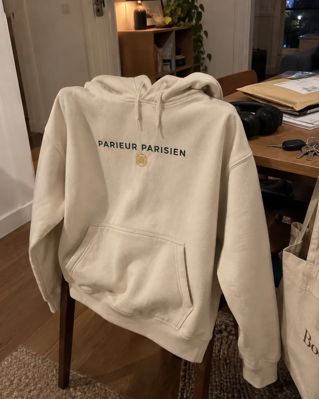 Parieur Parisien — hoodie crème porté par un client