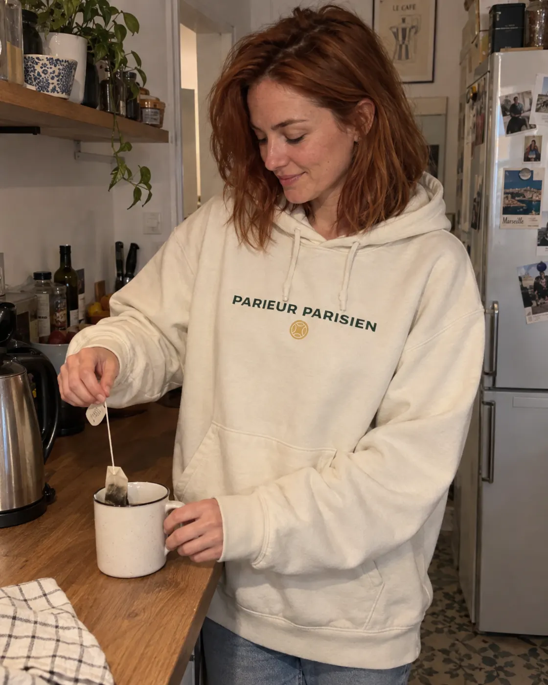 Parieur Parisien — hoodie crème porté par un client