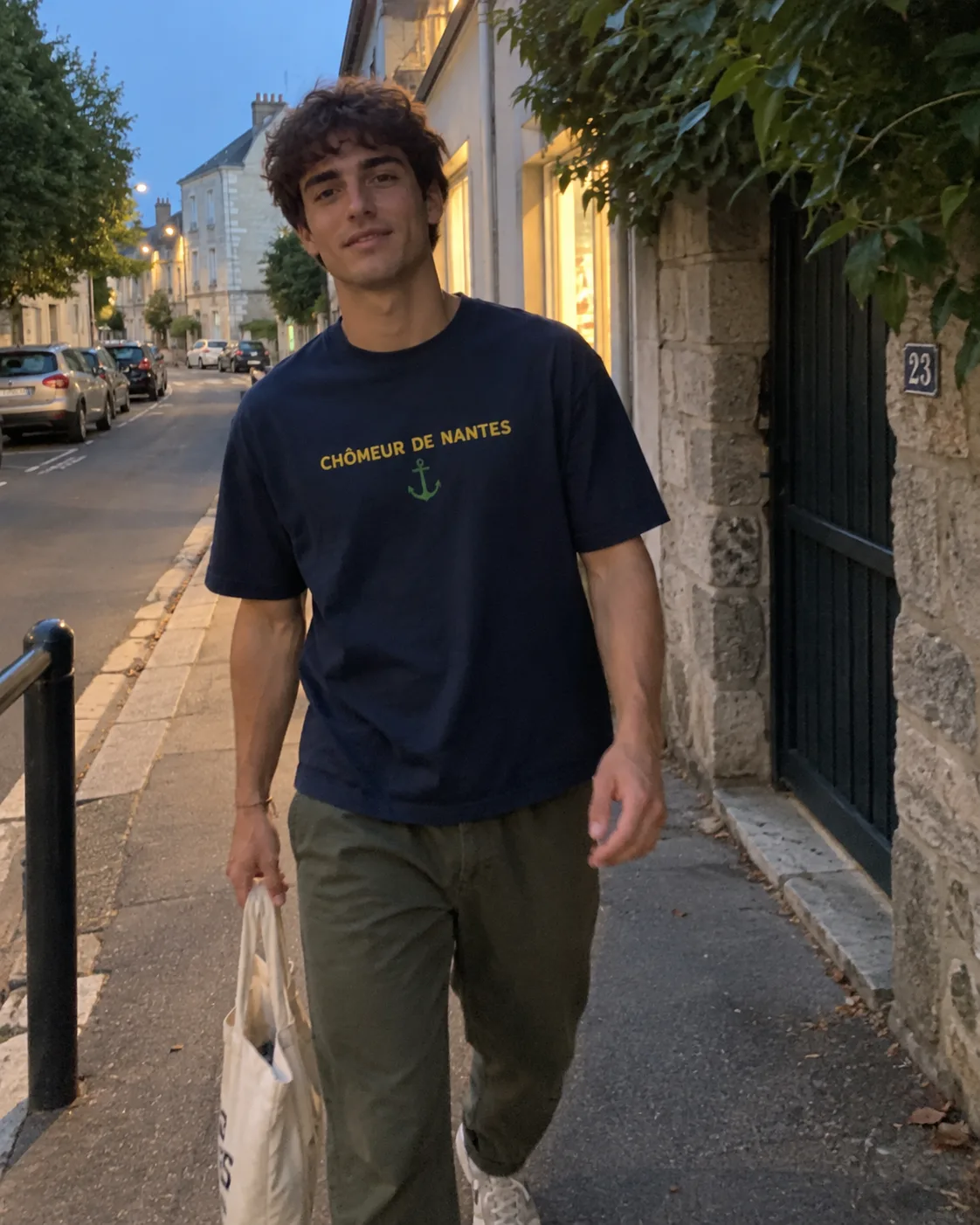 Chômeur de Nantes — bleu marine porté par un client — photo 2