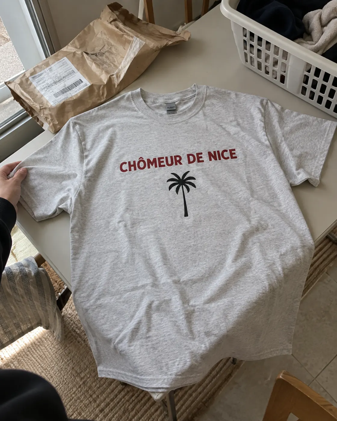 Chômeur de Nice — gris clair porté par un client